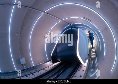 Ottobrunn, Germania. 26 luglio 2023. Il tubo del binario di prova Hyperloop con la sua cabina di trasporto è aperto per la visione prima che inizi l'apertura. Il nuovo tracciato di prova Hyperloop presso l'Università tecnica di Monaco (TUM) comprende un tubo del vuoto lungo 24 metri in calcestruzzo e un veicolo passeggeri di dimensioni normali - è il primo in Europa ad essere completamente certificato per il funzionamento dei passeggeri, secondo TUM. Crediti: Peter Kneffel/dpa/Alamy Live News Foto Stock