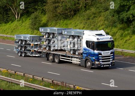 Un carico di consegna di 9 nuovi RIMORCHI A PIANALE A DOPPIO ASSALE IFOR WILLIAMS LM85/rimorchi 2700 GW, caricati 2019 Williams haulage Ltd Scania R440 Highline Diesel 9290 cc; in viaggio sull'autostrada M6 a Greater Manchester, Regno Unito Foto Stock