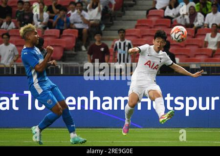 Singapore, Singapore. 26 luglio 2023. Son Heung-min (R) del Tottenham Hotspur compete durante la partita tra la squadra inglese di Premier League Tottenham Hotspur e la squadra di Singapore Premier League Lion City Sailors al Singapore Festival of Football tenutasi nel National Stadium di Singapore, il 26 luglio 2023. Crediti: Poi Chih Wey/Xinhua/Alamy Live News Foto Stock