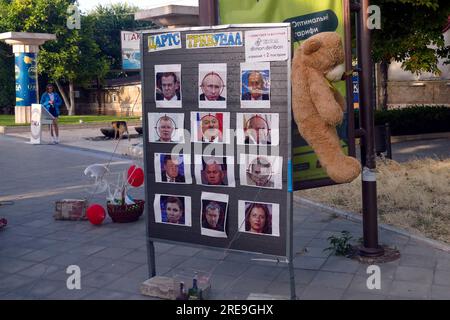 Non esclusiva: ODESA, UCRAINA - 25 LUGLIO 2023 - le fotografie di politici russi, bielorussi e traditori ucraini vengono utilizzate come obiettivi Foto Stock