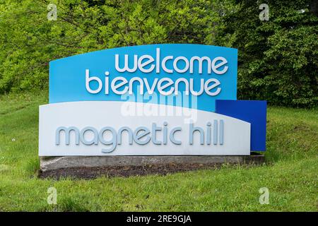 Magnetic Hill è un'attrazione turistica a Moncton, New Brunswick, dove i visitatori sono soggetti a un'illusione ottica che li fa sentire vefici Foto Stock
