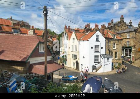 Robin Hood's Bay, il Bay Hotel and Square che si affaccia sulla spiaggia e sul lungomare. In fondo a New Road. North Yorkshire; Inghilterra; Regno Unito Foto Stock