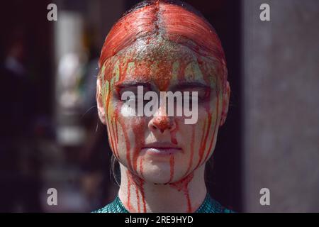 Londra, Regno Unito. 26 luglio 2023. L'attivista vegana Tash Peterson ha visto coperto di sangue falso durante la protesta. PETA (People for the Ethical Treatment of Animals) ha organizzato una protesta fuori dal negozio Hermes in New Bond Street, chiedendo al marchio di lusso di porre fine all'uso delle pelli di coccodrillo nei loro prodotti. (Foto di Vuk Valcic/SOPA Images/Sipa USA) credito: SIPA USA/Alamy Live News Foto Stock