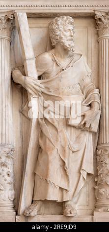 NAPOLI, ITALIA - 19 APRILE 2023: La statua marmorea di San Andrea Apostolo nella chiesa di Sant Anna dei Lombardi di Girolamo Santacroce Foto Stock