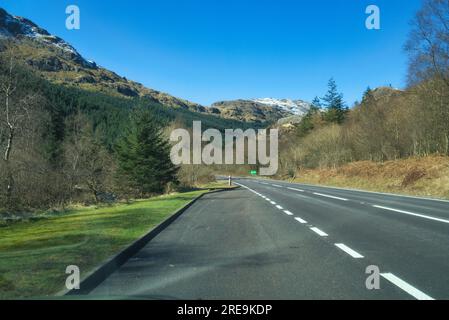 Guardando la A83 lungo Glen Croe, vicino al famoso Rest and Be Thankful Hill. Sul lato ovest di Loch Long ad Arrochar, Argyle and Bute, Scozia, Regno Unito Foto Stock