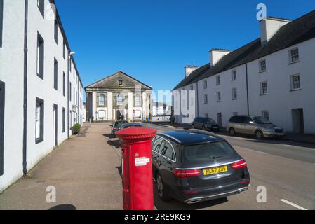 Main Street, A83, che attraversa Inveraray. . Famosi edifici dipinti di bianco. Inveraray, Argyll and Bute; Scotland UK Foto Stock