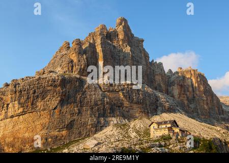 Sole al tramonto sulle Dolomiti di Brenta. Monte Castelletto inferiore di Vallesinella e rifugio alpino di Tuckett. Trentino. Alpi italiane. Europa. Foto Stock