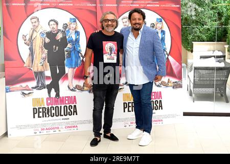 Alessandro Pondi ed Enrico Brignano beim Photocall zum Kinofilm 'una commedia pericolosa' im Hotel le Méridien Visconti. ROM, 26.07.2023 Foto Stock