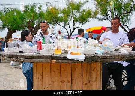 Kastela, Croazia – 20 maggio 2023. Il festival annuale del Bob che celebra i fagioli larghi o fave, noto come Bob in croato, a Kastel Kambelovac, Kastela Foto Stock