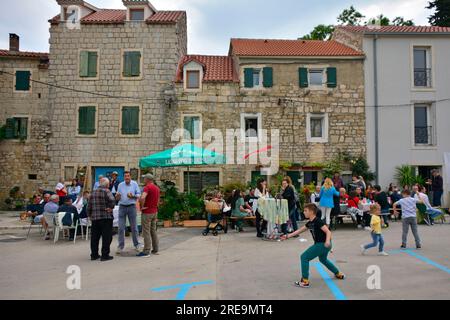 Kastela, Croazia – 20 maggio 2023. Il festival annuale del Bob che celebra i fagioli larghi o fave, noto come Bob in croato, a Kastel Kambelovac, Kastela Foto Stock