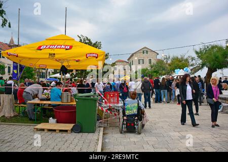 Kastela, Croazia – 20 maggio 2023. Il festival annuale del Bob che celebra i fagioli larghi o fave, noto come Bob in croato, a Kastel Kambelovac, Kastela Foto Stock