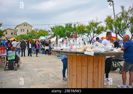 Kastela, Croazia – 20 maggio 2023. Il festival annuale del Bob che celebra i fagioli larghi o fave, noto come Bob in croato, a Kastel Kambelovac, Kastela Foto Stock