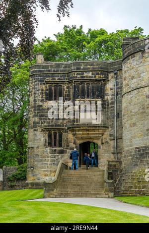 Persone che entrano all'interno del castello, Skipton Castle, Skipton, North Yorkshire, Inghilterra, REGNO UNITO Foto Stock