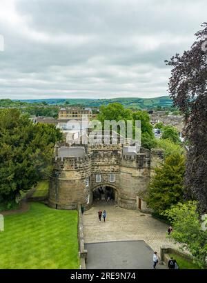 Vista sul cancello d'ingresso del castello di Skipton e sulla città di Skipton a sud delle lontane colline, Skipton, North Yorkshire, Inghilterra, Regno Unito Foto Stock