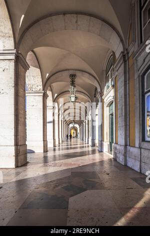 Arco da Rua Augusta, un arco trionfale su Rua Augusta a Lisbona, Portogallo. Splendido cancello in pietra con galleria e edificio storico Foto Stock