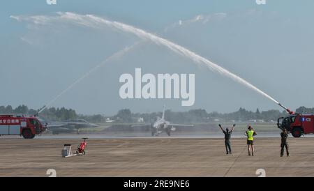 Shintomi, Giappone. 26 luglio 2023. Due Rafale dell'Aeronautica militare francese arrivano alla base aerea di Nyutabaru nella prefettura di Miyazaki, in Giappone mercoledì 26 luglio 2023. I due Dassault Rafale della French Air and Space Force, l'aereo da trasporto A400M Atlas e l'autocisterna di rifornimento aereo A330 MRTT prendono parte all'esercitazione congiunta con la Japan Air Self Defense Force dal 26 al 29 luglio in Giappone.foto di Keizo Mori/UPI Credit: UPI/Alamy Live News Foto Stock