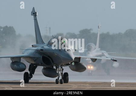 Shintomi, Giappone. 26 luglio 2023. Due Rafale dell'Aeronautica militare francese arrivano alla base aerea di Nyutabaru nella prefettura di Miyazaki, in Giappone mercoledì 26 luglio 2023. I due Dassault Rafale della French Air and Space Force, l'aereo da trasporto A400M Atlas e l'autocisterna di rifornimento aereo A330 MRTT prendono parte all'esercitazione congiunta con la Japan Air Self Defense Force dal 26 al 29 luglio in Giappone.foto di Keizo Mori/UPI Credit: UPI/Alamy Live News Foto Stock