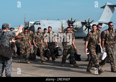 Shintomi, Giappone. 26 luglio 2023. Membro della forza aerea e spaziale francese arriva alla base aerea di Nyutabaru nella prefettura di Miyazaki, in Giappone, mercoledì 26 luglio 2023. I due Dassault Rafale della French Air and Space Force, l'aereo da trasporto A400M Atlas e l'autocisterna di rifornimento aereo A330 MRTT prendono parte all'esercitazione congiunta con la Japan Air Self Defense Force dal 26 al 29 luglio in Giappone. Foto di Keizo Mori/UPI Credit: UPI/Alamy Live News Foto Stock