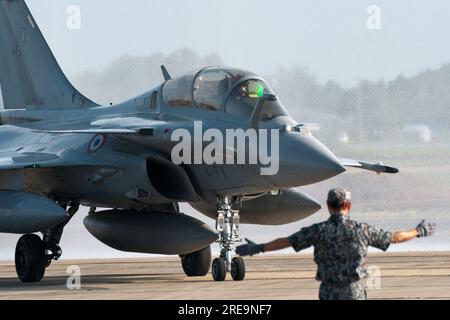 Shintomi, Giappone. 26 luglio 2023. Il Rafale dell'aeronautica e spaziale francese arriva alla base aerea di Nyutabaru nella prefettura di Miyazaki, in Giappone, mercoledì 26 luglio 2023. I due Dassault Rafale della French Air and Space Force, l'aereo da trasporto A400M Atlas e l'autocisterna di rifornimento aereo A330 MRTT prendono parte all'esercitazione congiunta con la Japan Air Self Defense Force dal 26 al 29 luglio in Giappone.foto di Keizo Mori/UPI Credit: UPI/Alamy Live News Foto Stock