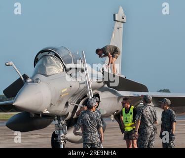 Shintomi, Giappone. 26 luglio 2023. Membro della French Air and Space Force e della Japan Air Self-Defense Force sono visti parlare alla base aerea di Nyutabaru nella prefettura di Miyazaki, in Giappone, mercoledì 26 luglio 2023. Foto di Keizo Mori/UPI Credit: UPI/Alamy Live News Foto Stock