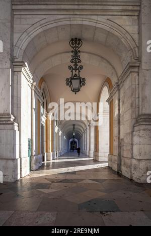 Arco da Rua Augusta, un arco trionfale su Rua Augusta a Lisbona, Portogallo. Splendido cancello in pietra con galleria e edificio storico Foto Stock