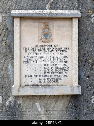 Targa commemorativa a Fort Cumberland, Fort Cumberland Road, Southsea, Portsmouth, Hampshire, Inghilterra, Regno Unito. - Ucciso da Enemy Action il 26 agosto 1940 Foto Stock