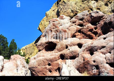 Formazioni insolite abbondano nel parco Garden of the Gods sul Turquoise Trail, autostrada 14. Questo masso ha un'abbondanza di buchi. Foto Stock