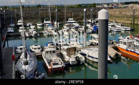 Porthcawl, Bridgend, Galles - 19 giugno 2023: Il porto turistico e porto sicuro di Porthcawl con imbarcazioni e yacht di lusso Foto Stock