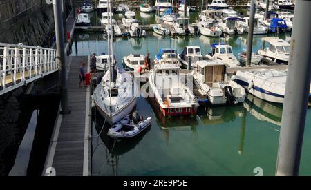 Porthcawl, Bridgend, Galles - 19 giugno 2023: Il porto turistico e porto sicuro di Porthcawl con imbarcazioni e yacht di lusso Foto Stock