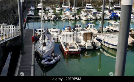 Porthcawl, Bridgend, Galles - 19 giugno 2023: Il porto turistico e porto sicuro di Porthcawl con imbarcazioni e yacht di lusso Foto Stock