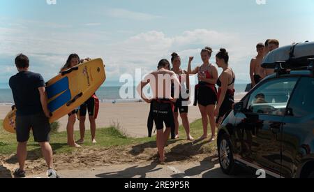 Porthcawl, Bridgend, Galles - 19 giugno 2023: I bagnini si incontrano pronti per una sessione di allenamento sulla spiaggia di Porthcawl Foto Stock