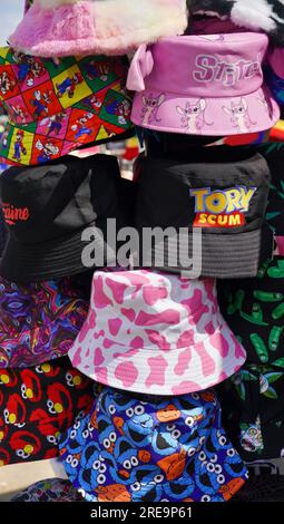 Porthcawl, Bridgend, Galles - 19 giugno 2023: Cappelli da sole multicolore in vendita in una famosa località balneare. Foto Stock
