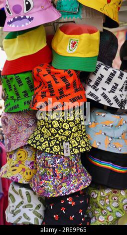 Porthcawl, Bridgend, Galles - 19 giugno 2023: Cappelli da sole multicolore in vendita in una famosa località balneare. Foto Stock