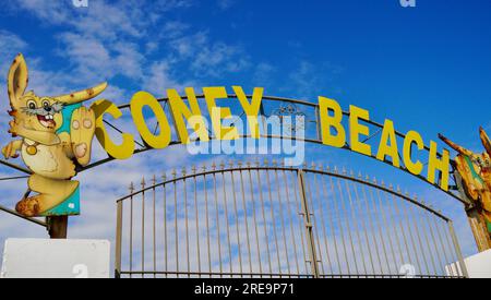 Porthcawl, Bridgend, Galles - 19 giugno 2023: I piani per la chiusura del parco divertimenti Coney Beach sono approvati per far posto a alloggi di lusso. La brillante opera d'arte Foto Stock