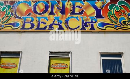 Porthcawl, Bridgend, Galles - 19 giugno 2023: I piani per la chiusura del parco divertimenti Coney Beach sono approvati per far posto a alloggi di lusso. La brillante opera d'arte Foto Stock