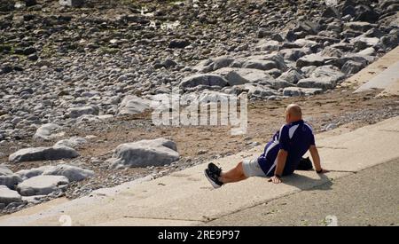 Porthcawl, Bridgend, Galles - 19 giugno 2023: Le nuove difese marittime in cemento sulla spianata di Porthcawl offrono un enorme spazio per attività e relax Foto Stock