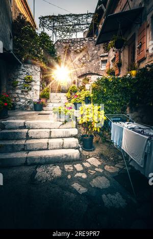 villaggio di montagna croazia moscenicka draga. Rovigno. Bellissime vecchie strade ed edifici in Istria sulla costa mediterranea. questi vecchi villaggi Foto Stock