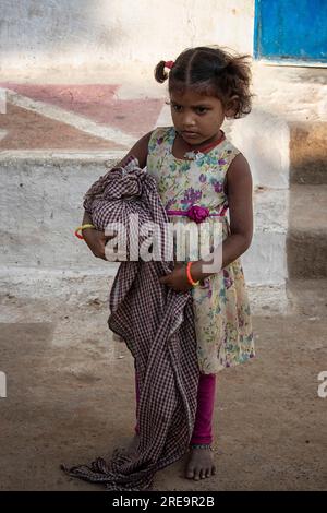 Ritratto di una bambina che porta cibo mentre torna a casa da un mercato. Khajuraho, India. Foto Stock