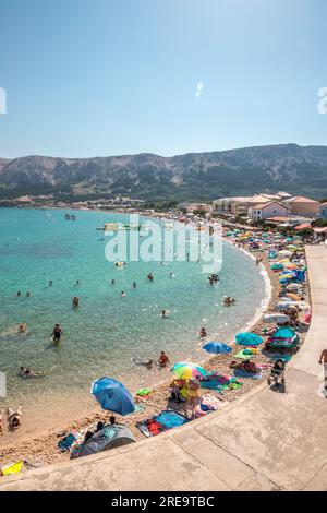 Serenità all'alba a Baška Beach: Una mattinata affascinante sul litorale. Foto Stock