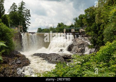 Le Waits River Falls sono visibili nella pittoresca cittadina di Bradford, Vermont. La cascata è formata da una diga lungo il fiume Waits, un affluente del con Foto Stock