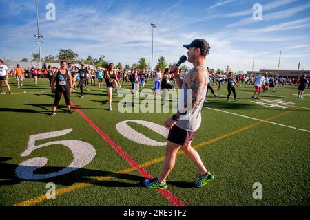 19 giugno 2017: I partecipanti multirazziali a Costa Mesa, CA, si arrampicano con esercizi preparatori su un campo di calcio diretti da un istruttore con microfono. (Immagine di credito: © Spencer Grant/ZUMA Press Wire) SOLO USO EDITORIALE! Non per USO commerciale! Foto Stock