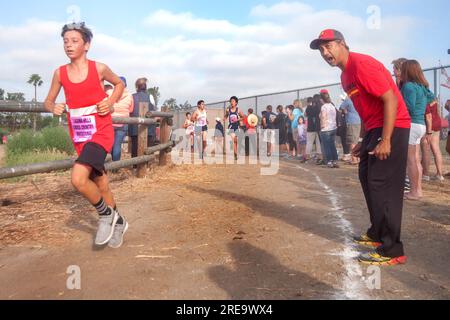 9 settembre 2017: Un allenatore di atletica liceale fa il tifo per un ragazzo adolescente che corre una corsa di fondo a piedi in un circuito scolastico si incontrano a Laguna Hills, CALIFORNIA. Annotare i numeri di identificazione. (Immagine di credito: © Spencer Grant/ZUMA Press Wire) SOLO USO EDITORIALE! Non per USO commerciale! Foto Stock