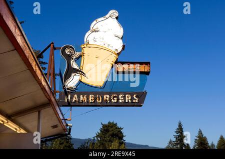 Un classico cartello con segnaletica stradale vicino a Coos Bay, OREGON Foto Stock