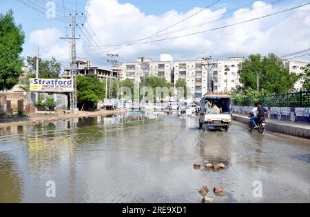 Hyderabad, Pakistan , 26 luglio 2023, i pendolari stanno affrontando difficoltà di trasporto a causa dell'acqua piovana stagnante a causa di un sistema fognario scarso causato dalla pesante discesa della stagione dei monsoni, nella zona di Latifabad ad ad Hyderabad mercoledì 26 luglio 2023. Foto Stock