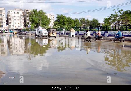 Hyderabad, Pakistan , 26 luglio 2023, i pendolari stanno affrontando difficoltà di trasporto a causa dell'acqua piovana stagnante a causa di un sistema fognario scarso causato dalla pesante discesa della stagione dei monsoni, nella zona di Latifabad ad ad Hyderabad mercoledì 26 luglio 2023. Foto Stock