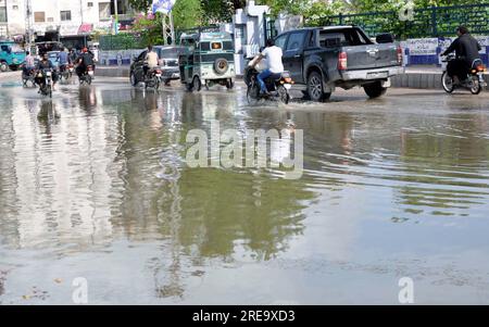 Hyderabad, Pakistan , 26 luglio 2023, i pendolari stanno affrontando difficoltà di trasporto a causa dell'acqua piovana stagnante a causa di un sistema fognario scarso causato dalla pesante discesa della stagione dei monsoni, nella zona di Latifabad ad ad Hyderabad mercoledì 26 luglio 2023. Foto Stock