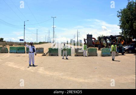 Hyderabad, Pakistan , 26 luglio 2023, veduta della strada chiusa Korangi Causeway per il traffico che è stato completamente distrutto mentre i funzionari di sicurezza e di soccorso sono in allerta per evitare incidenti indesiderati dopo che l'inondazione fluì nel fiume Korangi Drain dopo pesante discesa della stagione dei monsoni, a Karachi mercoledì 26 luglio 2023. Foto Stock