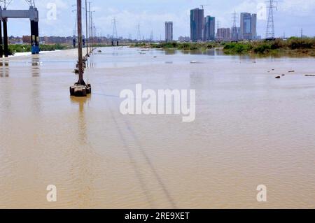 Hyderabad, Pakistan, 26 luglio 2023, veduta della strada statale Korangi Causeway che fu completamente distrutta dopo l'alluvione che scorreva nella fossa di Korangi dopo una pesante discesa della stagione dei monsoni, a Karachi mercoledì 26 luglio 2023. Foto Stock