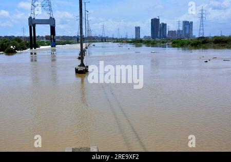 Hyderabad, Pakistan, 26 luglio 2023, veduta della strada statale Korangi Causeway che fu completamente distrutta dopo l'alluvione che scorreva nella fossa di Korangi dopo una pesante discesa della stagione dei monsoni, a Karachi mercoledì 26 luglio 2023. Foto Stock