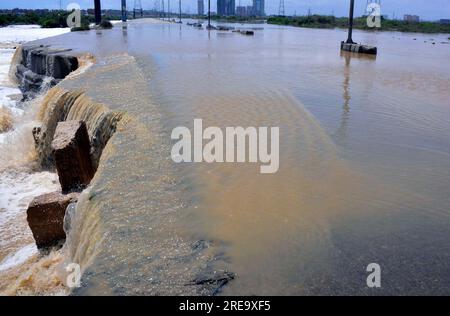 Hyderabad, Pakistan, 26 luglio 2023, veduta della strada statale Korangi Causeway che fu completamente distrutta dopo l'alluvione che scorreva nella fossa di Korangi dopo una pesante discesa della stagione dei monsoni, a Karachi mercoledì 26 luglio 2023. Foto Stock